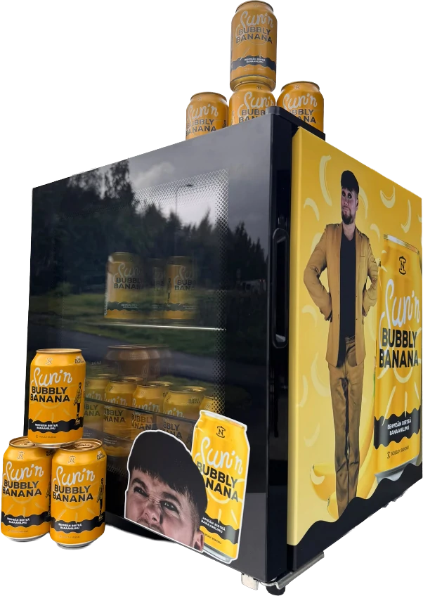 Häärijä-Bubbly Banana -minijääkaappi ja tölkkejä