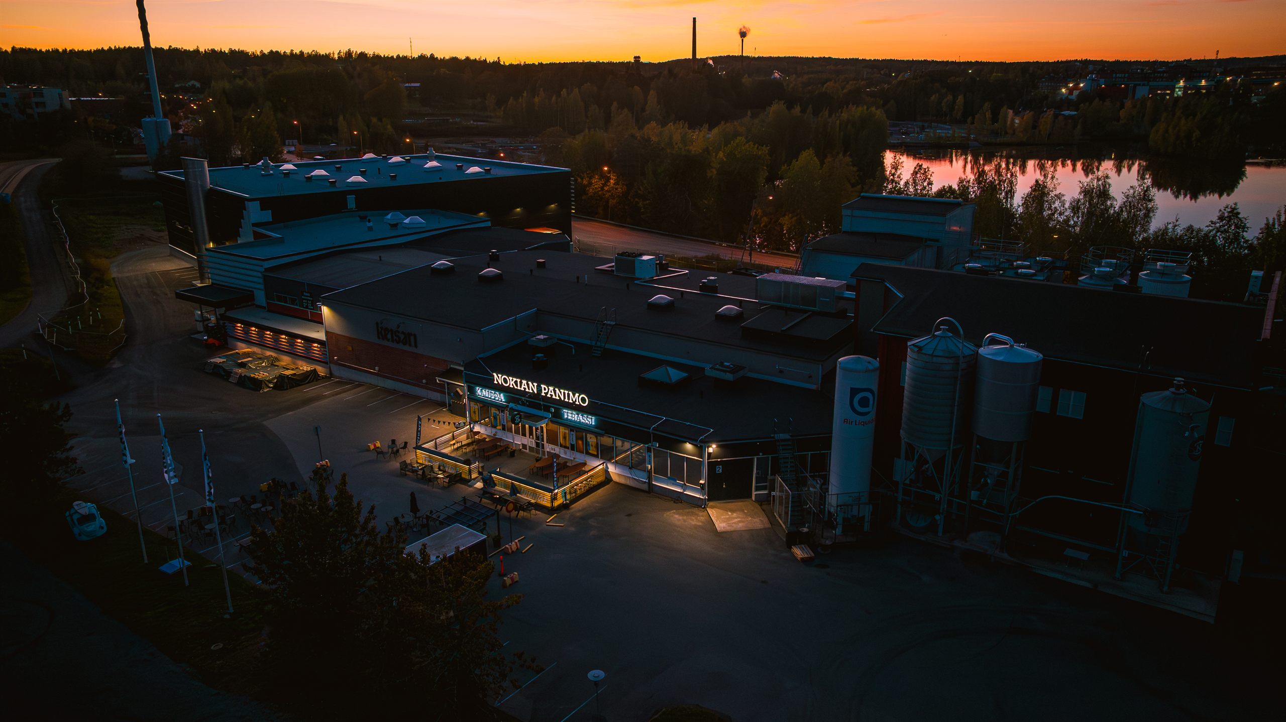 Nokian Panimo ilmasta kuvattuna auringonlaskun aikaan